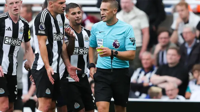 Craig_Pawson__Everton_ref_